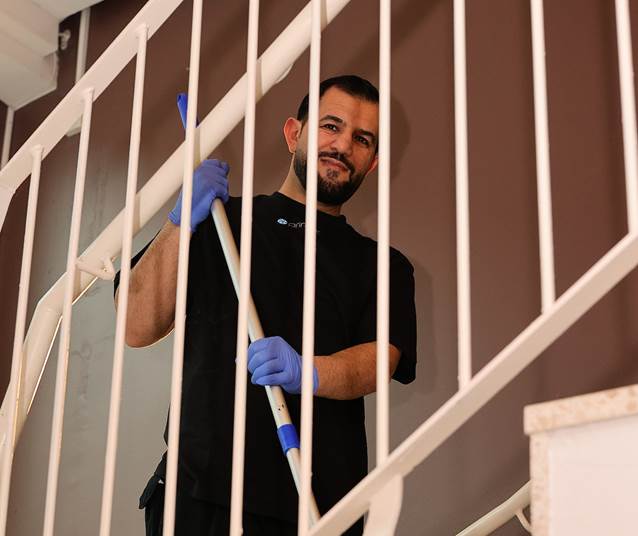 Moppning Av Trapphus Som Fotas Genom Ett Räcke (1)