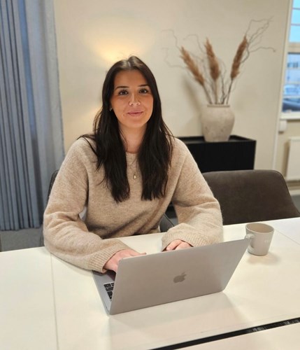 Irina vid datorn under sin praktik (Lärande i arbetslivet) som fastighetsförvaltare