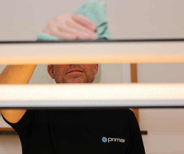 Kontorsstädning Avtorkning Av Lampa