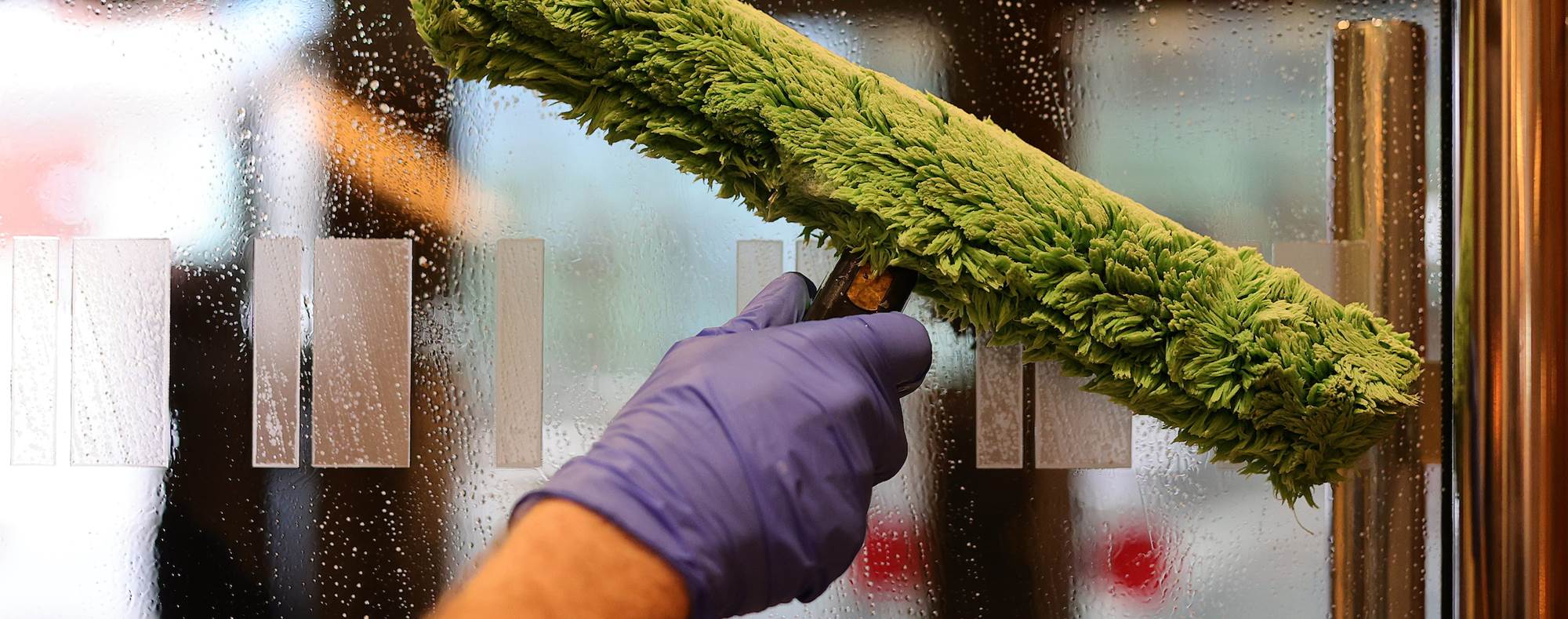 Putsning Av Fönster I Butik