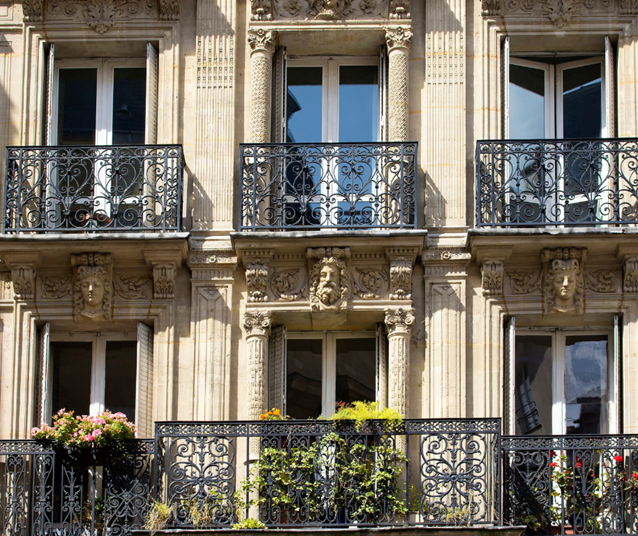 Husfasad med balkonger