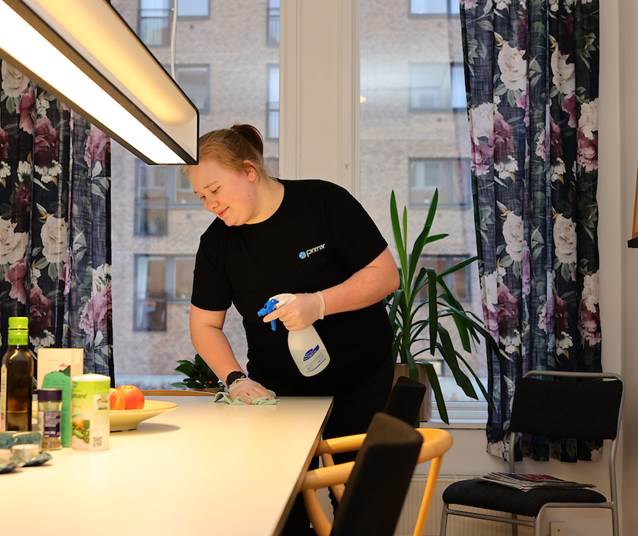 Kontorsstädning Torkning Av Bord