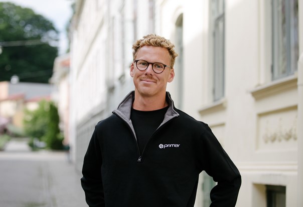 Medarbetare på Primär framför byggnad