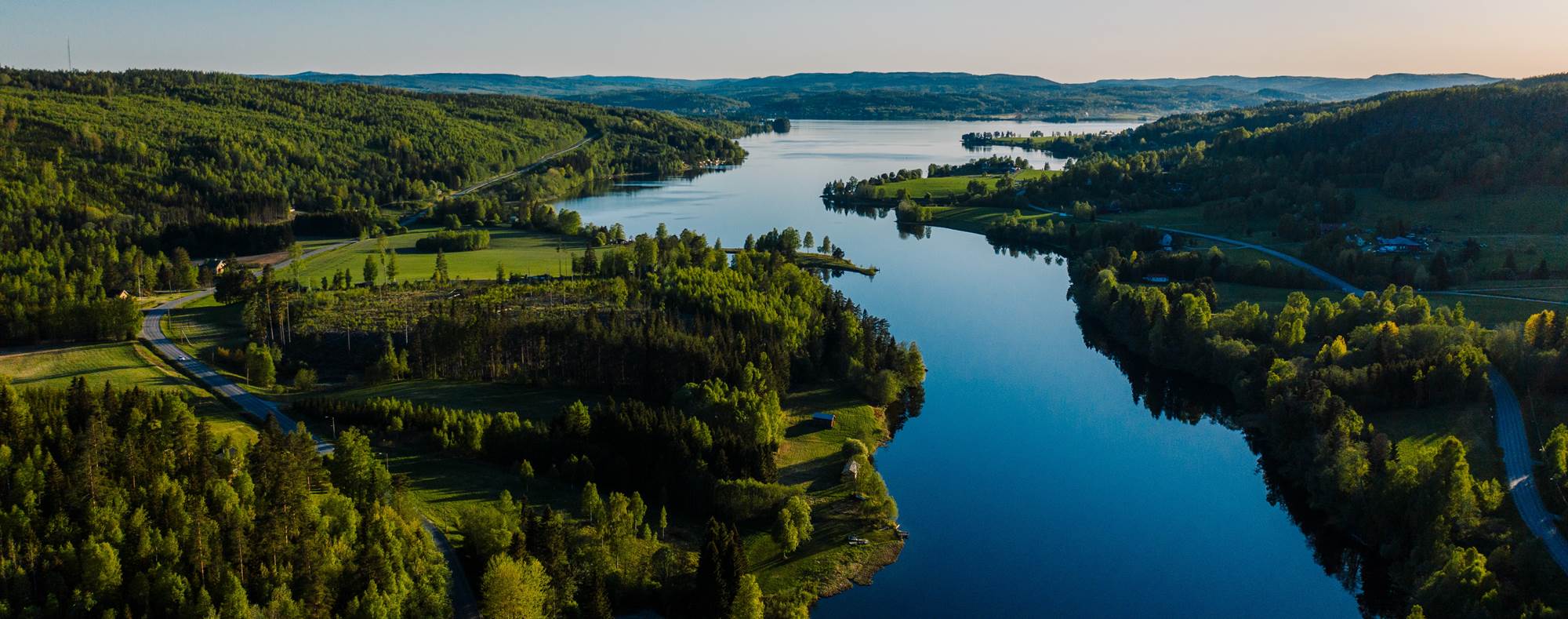 En flod som rinner genom ett grön landskap