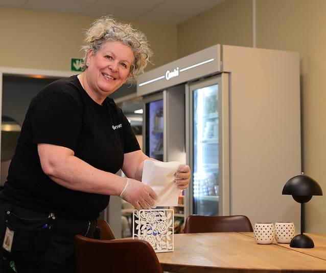 Kontorsstädning Påfyllnad Av Servetter